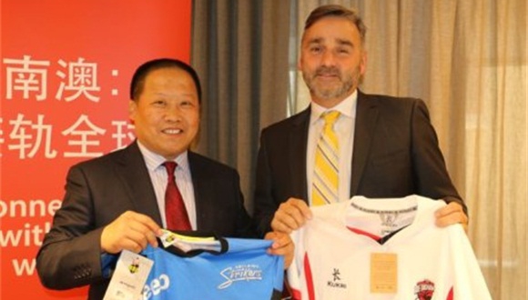 Shandong Cricket Association president Xiu Zhentao with SACA chief Keith Bradshaw.jpg