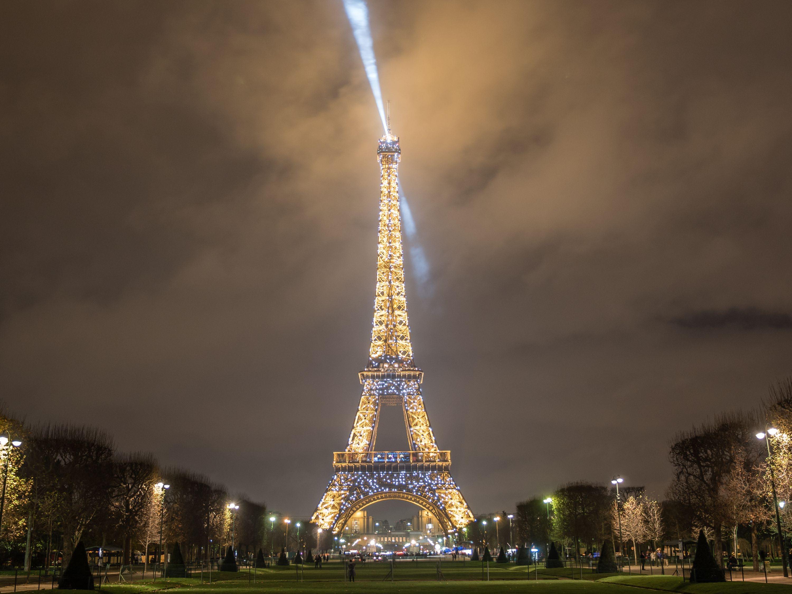Tour Eiffel illuminee depuis Champs de Mars © E.Li.jpg